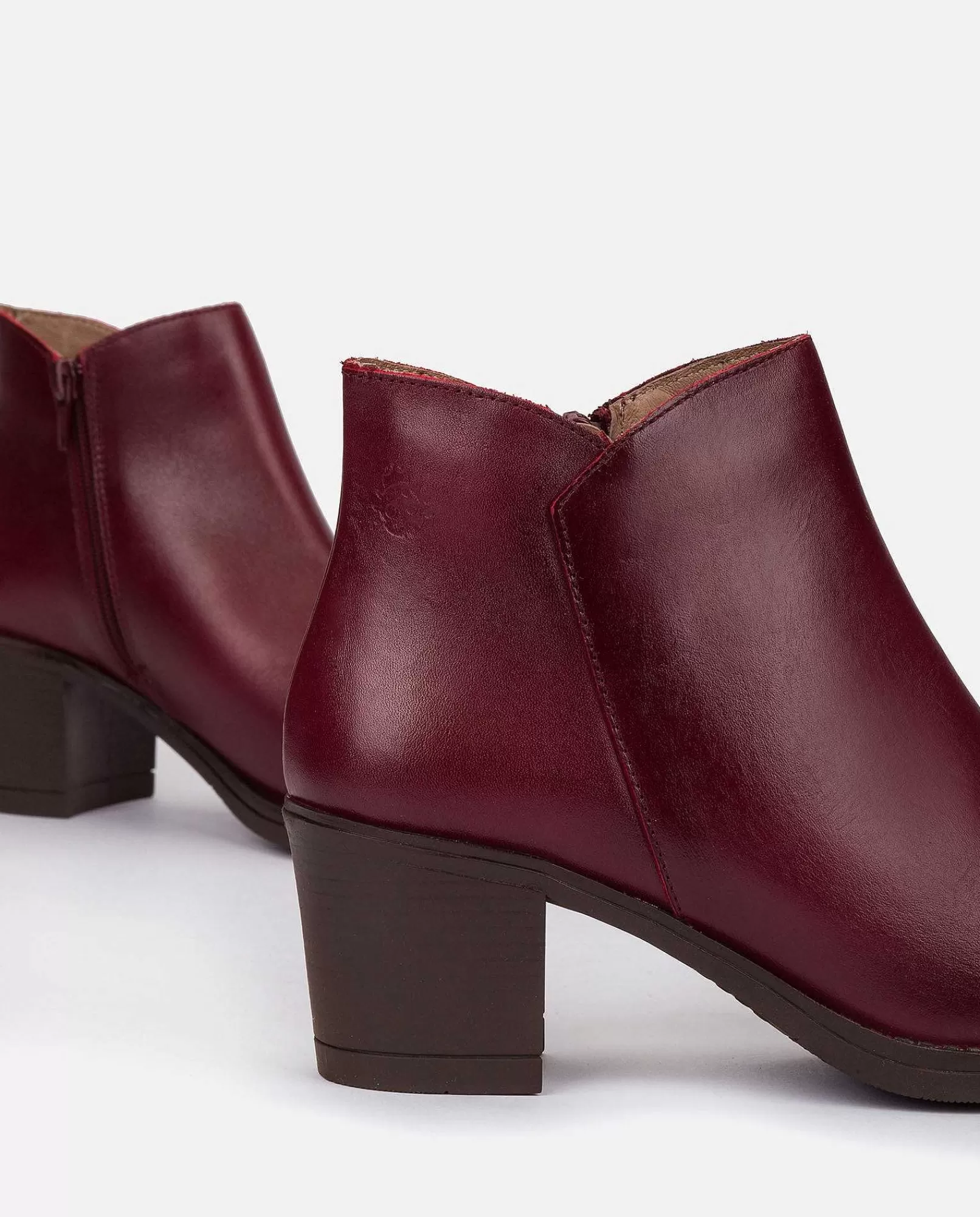 botin_de_tacon_lille_006_burdeos_3.webp Mujer Yokono Botin De Tacon Lille 006 Burdeos